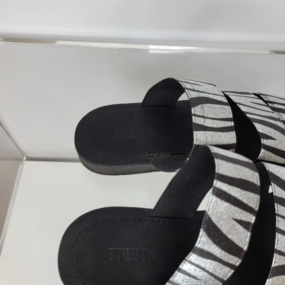 Expression Sandals - Picture 4 of 5